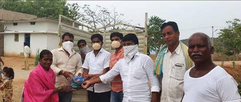 ఎర్రవల్లిలో పేద ప్రజలకు కూరగాయల పంపిణీ