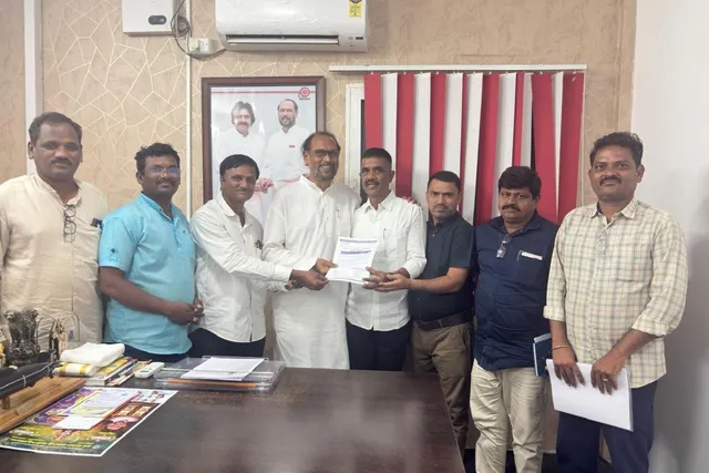 రిజర్వేషన్ల పరిరక్షణకు ఎమ్మెల్యే కొణతాల రామకృష్ణకు వినతి రిజర్వేషన్ల పరిరక్షణకు ఎమ్మెల్యే కొణతాల రామకృష్ణకు వినతి