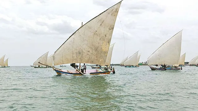 தொண்டி அருகே விறுவிறுப்பாக நடைபெற்ற பாய்மரப் படகு போட்டி தொண்டி அருகே விறுவிறுப்பாக நடைபெற்ற பாய்மரப் படகு போட்டி