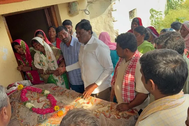 కార్యకర్తకు నివాళులర్పించిన పరిగి మాజీ ఎమ్మెల్యే