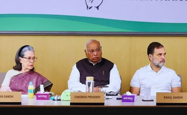 మోదీ చేతిలో కీలుబొమ్మగా ఎన్నికల సంఘం: ఖర్గే మోదీ చేతిలో కీలుబొమ్మగా ఎన్నికల సంఘం: ఖర్గే