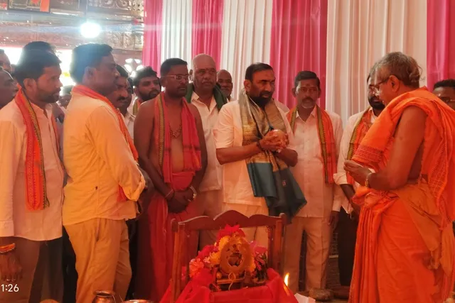 మల్లాపూర్ నవదుర్గ ఉత్సవాల్లో పాల్గొన్న జువ్వాడి నర్సింగారావు మల్లాపూర్ నవదుర్గ ఉత్సవాల్లో పాల్గొన్న జువ్వాడి నర్సింగారావు