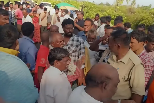 బంధువుల ఆందోళనతో రోడ్డుపై నిలిచిన రాకపోకలు బంధువుల ఆందోళనతో రోడ్డుపై నిలిచిన రాకపోకలు