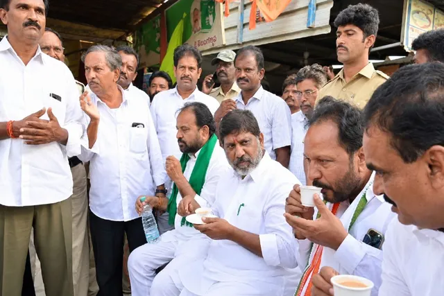 ముదిగొండలో సామాన్యుడిలా "టి" తాగిన డిప్యూటీ సీఎం భట్టివిక్రమార్క