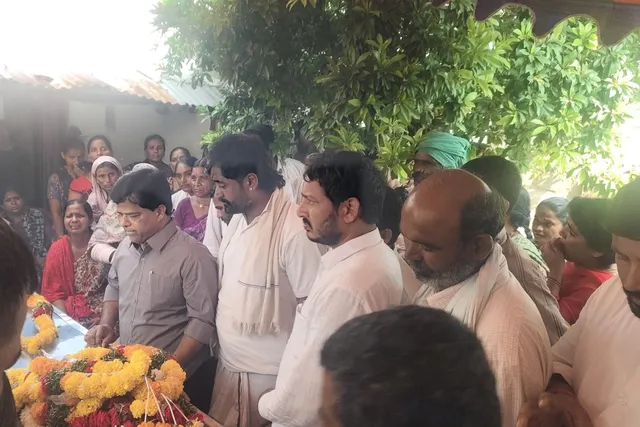 హరియ నాయక్ కుటుంబానికి పరామర్శ.. రూ. 15వేల ఆర్థిక సాయం అందజేత