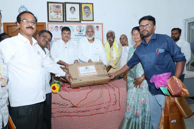 బ్రాహ్మణకోడూరు సచివాలయానికి రూ.2 లక్షల డిజిటల్ పరికరాలు అందజేత