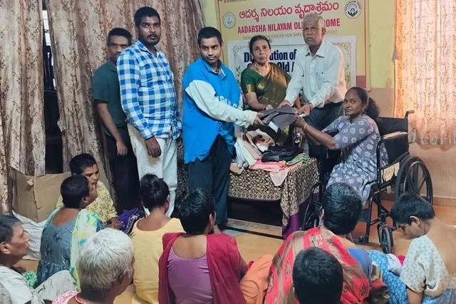 రేణిగుంటలో వృద్ధులకు నూతన వస్త్రాల పంపిణీ రేణిగుంటలో వృద్ధులకు నూతన వస్త్రాల పంపిణీ