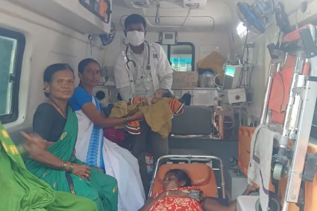 అంబులెన్స్‌లో పండంటి ఆడబిడ్డ జననం