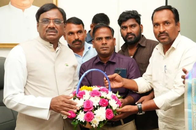 మాలలకు న్యాయం చేయాలని మంత్రికి వినతి