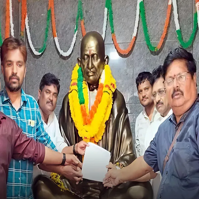 గాంధీ విగ్రహం వద్ద జర్నలిస్టుల వినూత్న నిరసన