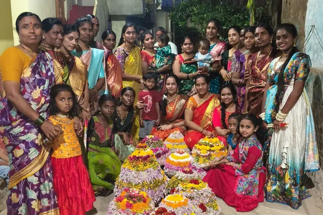 సంజీవనరావు పేట్ లో ఘనంగా బతుకమ్మ సంబరాలు సంజీవనరావు పేట్ లో ఘనంగా బతుకమ్మ సంబరాలు