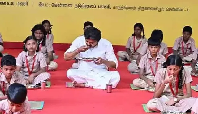 పిల్లలతో కలిసి బ్రేక్‌ఫాస్ట్ చేసిన సీఎం విజయ్