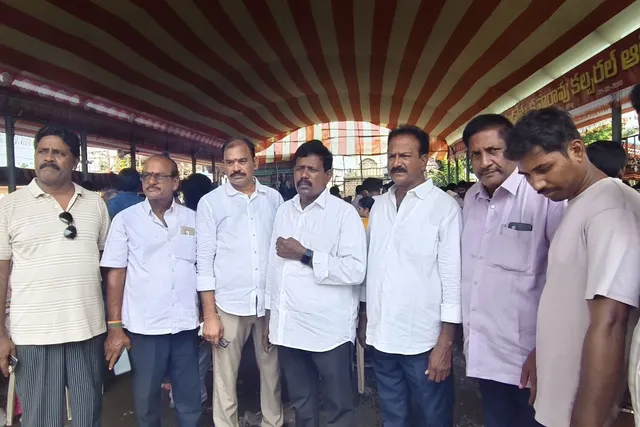 తెల్లగా సంఘం ఆధ్వర్యంలో భక్తులకు భారీ అన్న సమారాధన