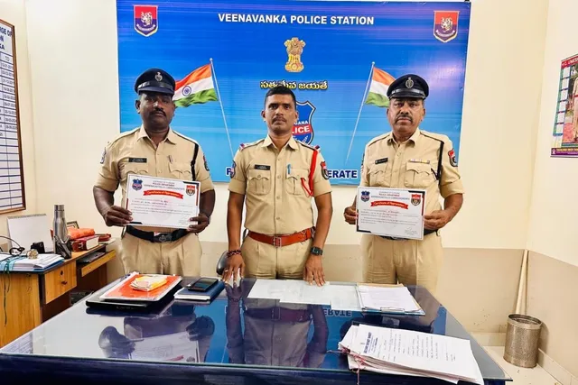ఉత్తమ సేవలందించిన పోలీసు సిబ్బందికి సత్కారం ఉత్తమ సేవలందించిన పోలీసు సిబ్బందికి సత్కారం