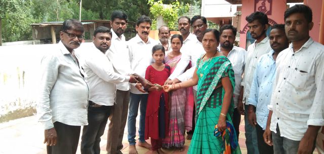 ఆర్థిక సహాయం చేసిన యాదవ సంఘ సభ్యులు
