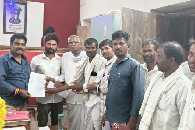 పోడు భూముల సమస్య: గిరిజనులు తహసీల్దార్‌కు వినతి