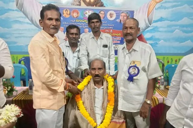 టిచర్ జ్వానేస్ ను సన్మానించిన ఎమ్మార్పీఎస్ సీనియర్ నాయకులు