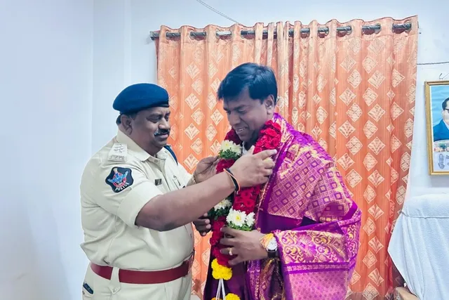 ఎమ్మెల్యే ను కలిసిన డీఎస్పీ శ్రీనివాసులు ఎమ్మెల్యే ను కలిసిన డీఎస్పీ శ్రీనివాసులు