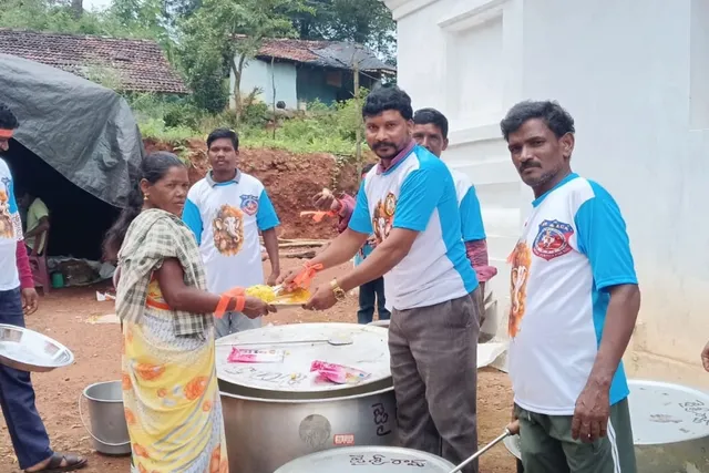 నుర్మతి కురుబయలులో వినాయకుడి వద్ద అన్నదానం నుర్మతి కురుబయలులో వినాయకుడి వద్ద అన్నదానం