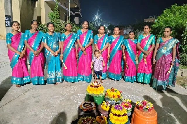 యాదవ కాలనీలో ఎంగిలిపూల బతుకమ్మ సంబరాలు యాదవ కాలనీలో ఎంగిలిపూల బతుకమ్మ సంబరాలు