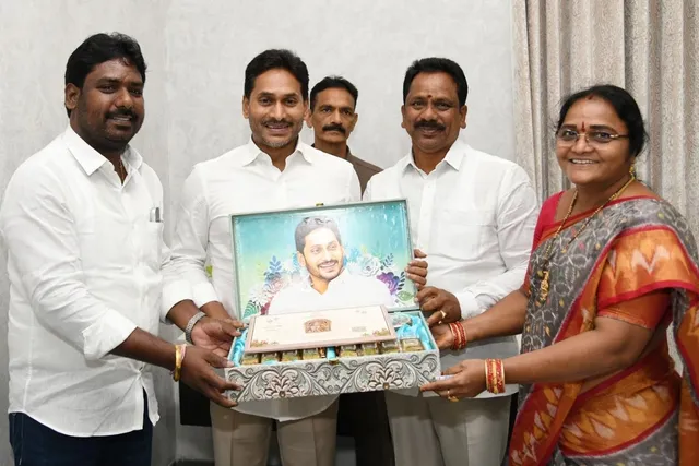 మాజీ సీఎంను కలిసిన వైసీపీ రాష్ట్ర జాయింట్ సెక్రటరి శివారెడ్డి