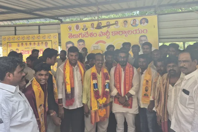 పత్తికొండలో టీడీపీ హవా.. 500 మంది అనుచరులతో టైలర్స్ నేత చేరిక
