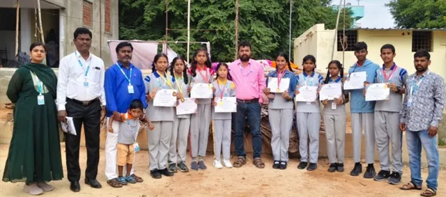 ఉత్తమ చేతిరాత విద్యార్థులకు అభినందన