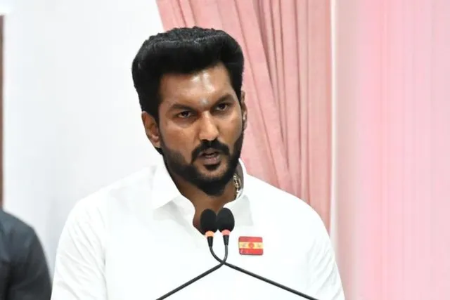 இடைத்தேர்தல் பணிகளில் ஓரம்கட்டப்பட்ட அமைச்சர் சரத்குமார் இடைத்தேர்தல் பணிகளில் ஓரம்கட்டப்பட்ட அமைச்சர் சரத்குமார்
