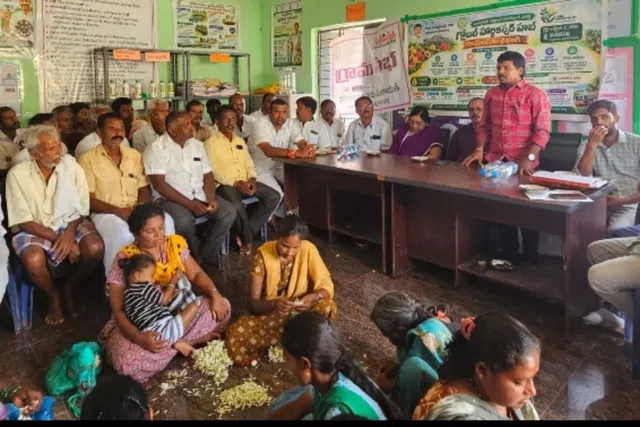 నరసంబుది గ్రామంలో రైతులకు అవగాహన కల్పిస్తున్న ఆర్డీఓ, ఏఓ