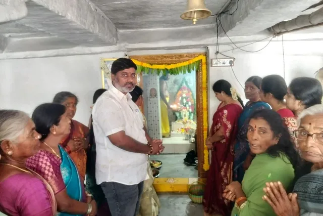 దేవీ శరన్నవరాత్రి ఉత్సవాల్లో పాల్గొన్న టీడీపీ నాయకుడు దేవీ శరన్నవరాత్రి ఉత్సవాల్లో పాల్గొన్న టీడీపీ నాయకుడు