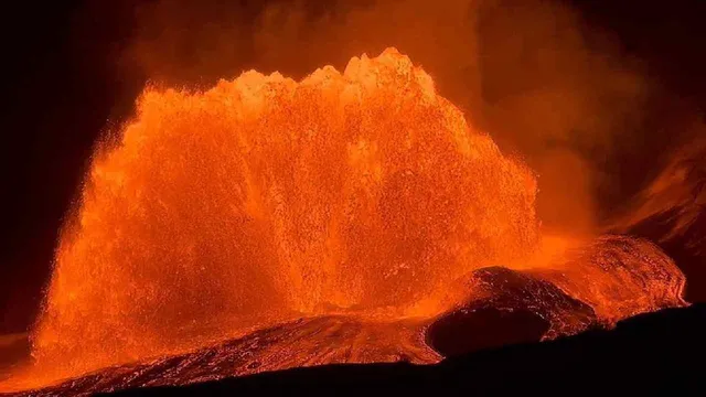 అమెరికాలో బద్దలైన కిలావుయా అగ్నిపర్వతం