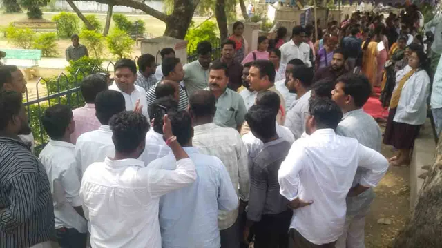 బీఎస్పీ, కాంగ్రెస్ నాయకుల మధ్య ఘర్షణ