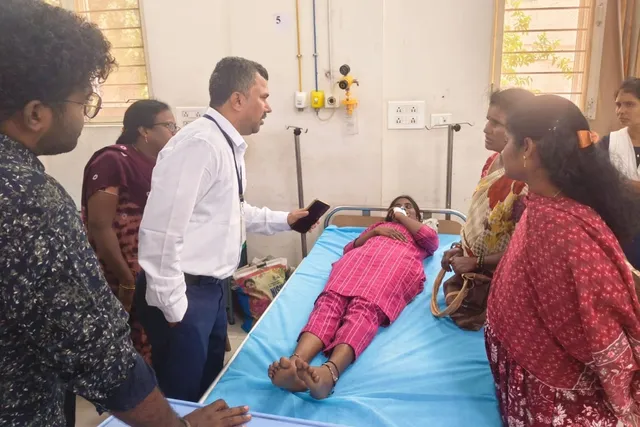 రీ - సర్వే విధులు నిర్వహిస్తున్న మహిళ విలేజ్‌ సర్వేయర్‌కు పాముకాటు