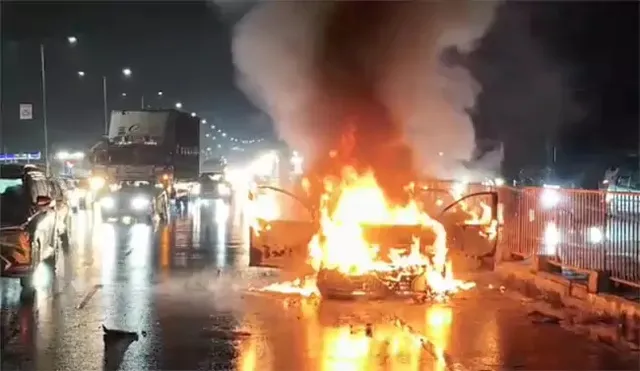 హైదరాబాద్‌- విజయవాడ హైవేపై కారు దగ్ధం