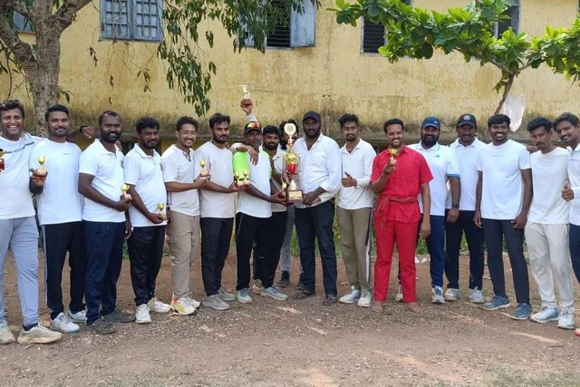 రాజమండ్రిలో ఘనంగా ముగిసిన వింటర్ క్రికెట్ టోర్నమెంట్ రాజమండ్రిలో ఘనంగా ముగిసిన వింటర్ క్రికెట్ టోర్నమెంట్