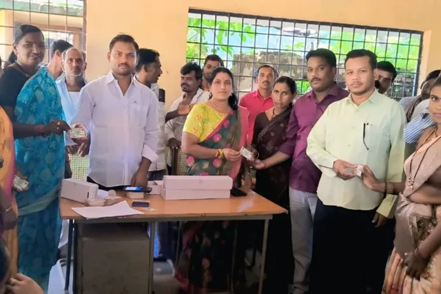 స్మార్ట్ రేషన్ కార్డుల పంపిణీ స్మార్ట్ రేషన్ కార్డుల పంపిణీ