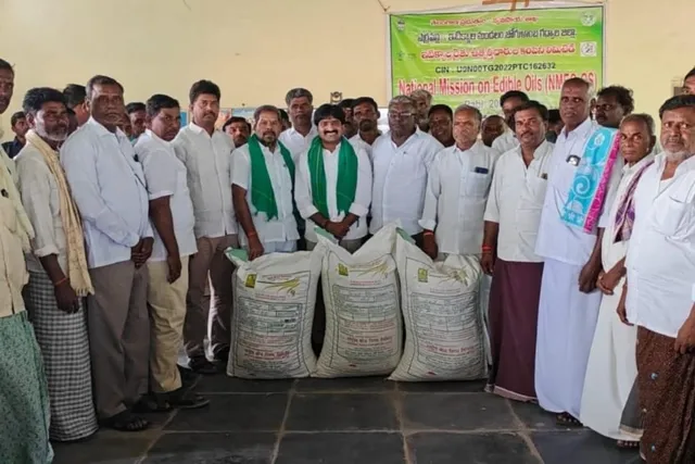 సబ్సిడీపై వేరుశెనగ విత్తనాలు పంపిణీ చేసిన ఎమ్మెల్యే