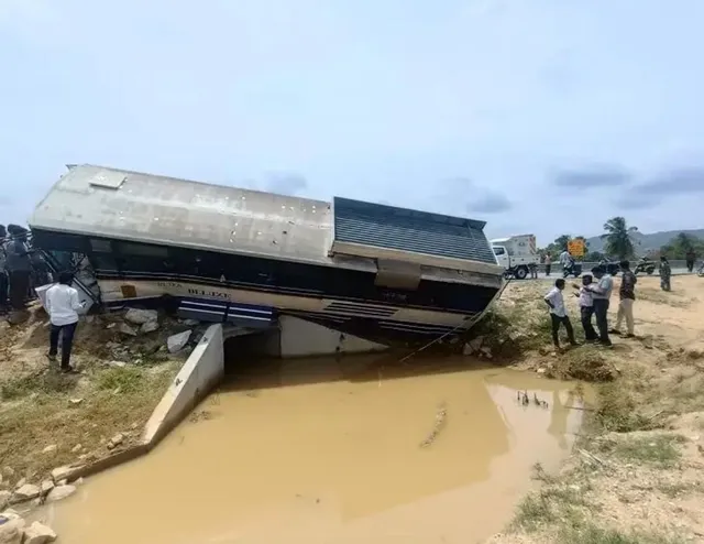 ఆర్టీసీ బస్సు బోల్తా.. 20 మందికి గాయాలు