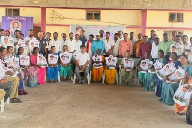 పారిశుధ్య కార్మికులకు నూతన వస్త్రాల పంపిణి