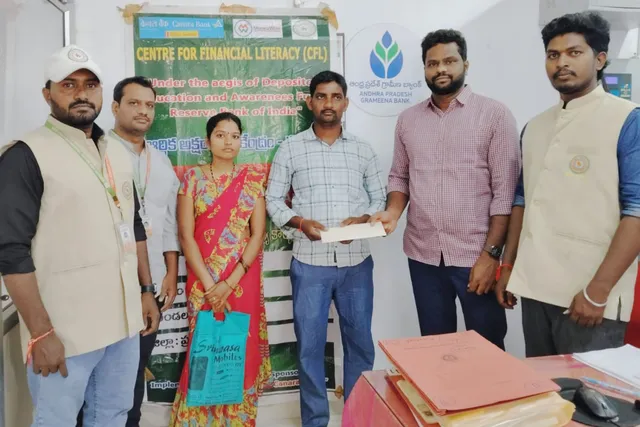 గ్రామీణ బ్యాంకు ద్వారా బీమా పరిహారం అందజేత