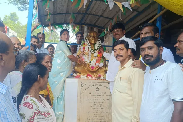మహాత్మా గాంధీకి ఘనంగా నివాళులర్పించిన ఎమ్మెల్యే