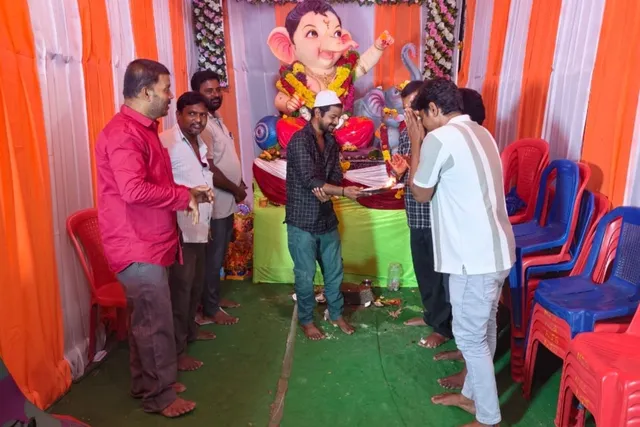కులమతాలకు అతీతంగా వినాయకుడి ముందు ముస్లిం సోదరుడి పూజ కులమతాలకు అతీతంగా వినాయకుడి ముందు ముస్లిం సోదరుడి పూజ