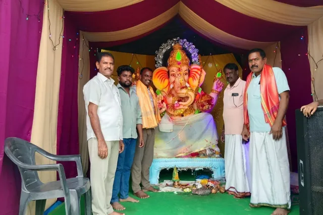 వినాయక మండపాలను సందర్శించిన మహబూబ్‌నగర్ సర్పంచ్