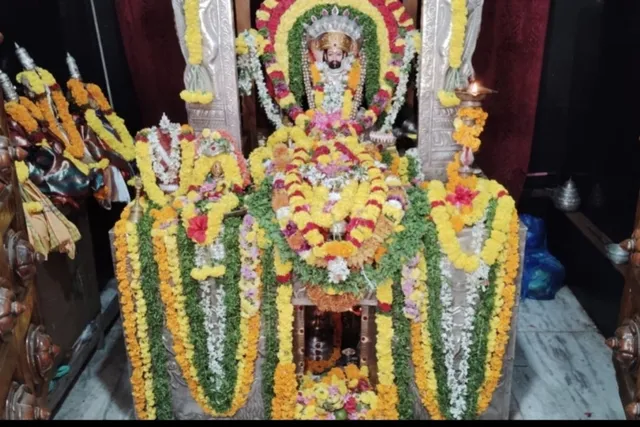 శ్రీ నారాయణ స్వామి ఆలయంలో ప్రత్యేక పూజలు శ్రీ నారాయణ స్వామి ఆలయంలో ప్రత్యేక పూజలు