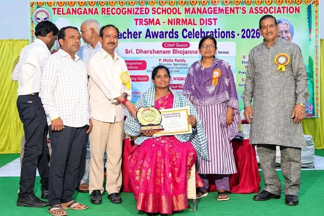 ఉత్తమ ఉపాధ్యాయ అవార్డు అందుకున్న గాయత్రి