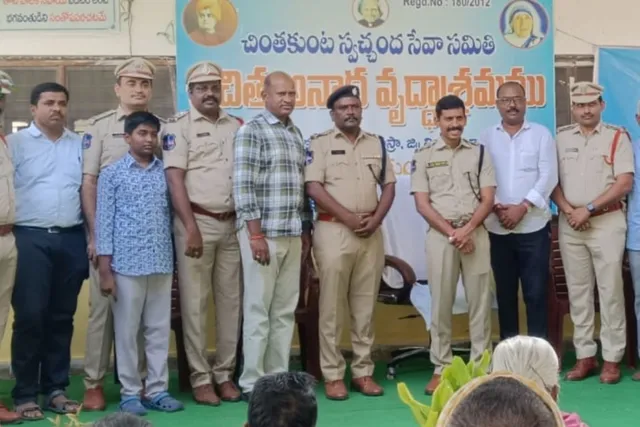 నిస్సహాయులకు అండగా నిలుస్తున్న ఆశ్రమాన్ని ప్రశంసించిన సీపీ సాయి చైతన్య నిస్సహాయులకు అండగా నిలుస్తున్న ఆశ్రమాన్ని ప్రశంసించిన సీపీ సాయి చైతన్య