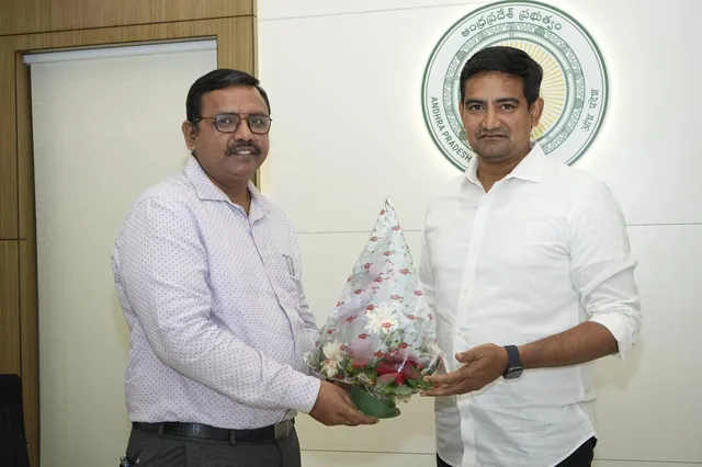మంత్రి కొండపల్లిని మర్యాదపూర్వకంగా కలిసిన డీఎంహెచ్వో