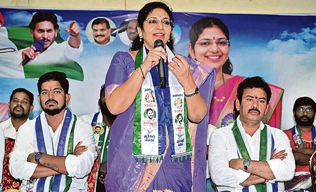YCPని గెలిపిస్తే గీతం భూముల వెనక్కి: వరుదు కల్యాణి
