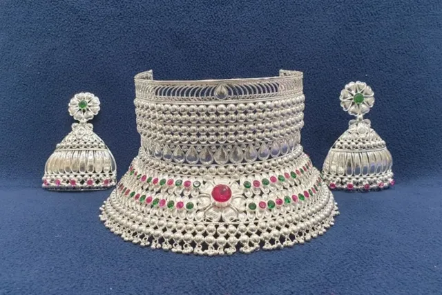 రాజమండ్రి: అమ్మవారికి వెండి ఆభరణాల సమర్పణ రాజమండ్రి: అమ్మవారికి వెండి ఆభరణాల సమర్పణ