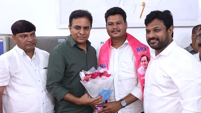 బీఆర్ఎస్‌లో చేరిన కాంగ్రెస్, బీజేపీ ఆదివాసీ నాయకులు